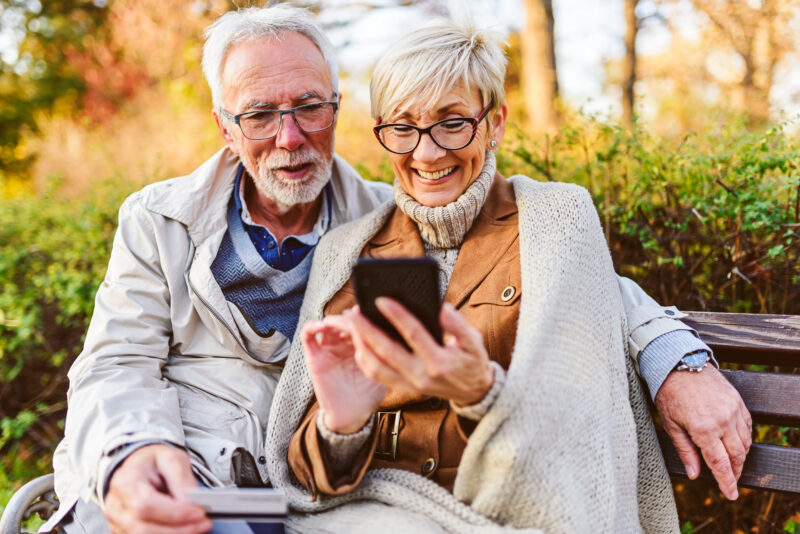 Favoriser l’inclusion numérique : comment toucher les seniors et les zones rurales avec des supports adaptés